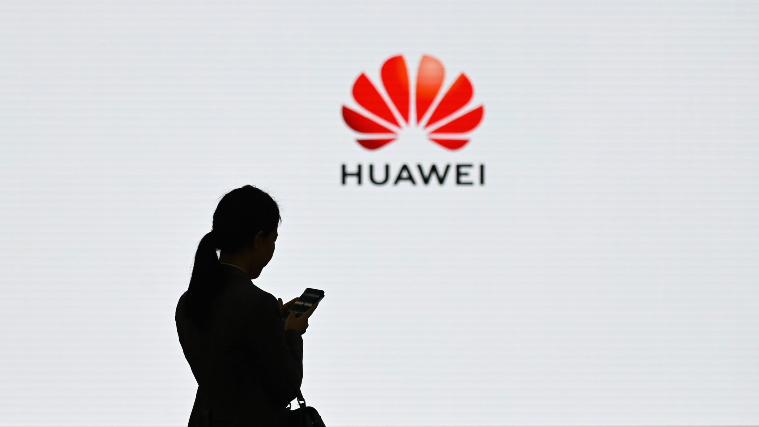 A marca chinesa Huawei pode chegar com mais um lançamento inédito! Venha conferir qual será. Você já conhece os aparelhos da marca chinesa Huawei? Apesar de ainda não estar entre as mais populares no Brasil, ela promete se destacar e proporcionar muitos produtos de qualidade. Ano passado (2023) a empresa lançou o Mate 60, que fez grande sucesso no exterior, e esse ano ela promete ainda mais. A seguir, iremos te apresentar o que mais de lançamento pode estar por vir por parte da marca chinesa Huawei. Então, vamos conferir? Segue o fio! Huawei: marca chinesa pode chegar com mais um lançamento inédito! De fato, a marca Huawei está se preparando para surpreender o mercado com uma série de novidades emocionantes que estão prestes a chegar às lojas. Entre elas, iremos destacar para você o tão aguardado modelo de dispositivo com tela tri-dobrável. Isso mesmo! E ele vem prometendo revolucionar a experiência do usuário. Também há rumores de que o Vision Pro, que é o headset de realidade mista da empresa, também será anunciado em breve, juntamente com os novos integrantes da linha P70 de aparelhos celulares. O que tem se falado nas redes sociais chinesas sobre o assunto Na rede social chinesa Weibo, as informações que estão circulando indicam que o lançamento do dispositivo dobrável está próximo, com expectativas de que seja equipado com telas fabricadas pela BOE, nada menos do que uma renomada empresa do setor. Qualidade e durabilidade do aparelho tri-dobrável Além disso, as dobradiças do modelo são produzidas pelas marcas Zhaoli e Fusda, garantindo qualidade e durabilidade ao produto final. A Huawei, seguindo seu compromisso com a excelência, já teria iniciado a aquisição em larga escala de materiais para a produção do aparelho, visando atender à demanda e superar as expectativas dos consumidores. Óculos de realidade mista Os óculos de realidade mista, que compartilham o mesmo nome do modelo da Apple, estão gerando bastante interesse entre os entusiastas da tecnologia. Já existem especulações de que esses óculos poderão ser equipados com um chip de última geração, projetado para proporcionar uma experiência imersiva superior, combinada com um desempenho excepcional. Cuidados e melhorias A marca chinesa ainda está concentrando esforços no sistema de refrigeração do dispositivo, reconhecendo que o calor gerado pode ser uma preocupação durante longos períodos de uso. Essa atenção aos detalhes demonstra o compromisso da empresa em oferecer produtos de alta qualidade e conforto para os usuários. No entanto, assim como ocorre com o modelo dobrável, as especificações técnicas exatas ainda não foram reveladas, deixando espaço para especulações e antecipação entre os consumidores. Modelo do aparelho - o que já sabemos Até o momento, o que temos são algumas ilustrações provenientes da patente registrada pela Huawei, oferecendo uma visão intrigante do que poderia ser o celular com tela tri-dobrável da empresa. As imagens sugerem um dispositivo composto por três telas que se dobram duas vezes, resultando em um design compacto, embora possa apresentar uma espessura considerável quando dobrado. Uma característica interessante revelada nas ilustrações é a configuração em formato de Z das dobras do celular, o que indica a possibilidade de utilizar o dispositivo com apenas dois de seus três displays disponíveis. Além disso, a diferença de espessura entre as telas sugere um esforço para reduzir o volume quando dobrado. Câmera Outro ponto destacado é a localização do módulo de câmeras na traseira do primeiro painel, com o segundo display apresentando uma região em baixo-relevo para acomodar os sensores fotográficos sem interferir no processo de dobra. No entanto, é importante ressaltar que as ilustrações da patente não revelam detalhes sobre as especificações técnicas do dispositivo, deixando espaço para especulações e curiosidade entre os consumidores. Afinal, está confirmado? Embora ainda não haja confirmação sobre o lançamento do produto, a frequência dos rumores sugere que a Huawei está preparando algo inovador para o mercado. Aguardemos por mais informações e novidades emocionantes da empresa para te informar em breve. Conclusão Para concluirmos, podemos dizer que as ilustrações da patente registrada pela Huawei revelam um potencial dispositivo com tela tri-dobrável, trazendo uma proposta inovadora para o mercado de aparelhos celulares. Embora as imagens ofereçam apenas uma visão preliminar do possível design, elas despertam o interesse dos consumidores em relação ao que a empresa pode estar planejando. E, mesmo que sem uma confirmação oficial sobre esse lançamento da marca chinesa, a frequência dos rumores sugere que a Huawei está explorando novas fronteiras tecnológicas e pode estar se preparando para apresentar algo único e emocionante aos consumidores. Você acredita em novidades ainda para este ano para a marca? Conta pra gente nos comentários e não deixe de acompanhar essa saga!