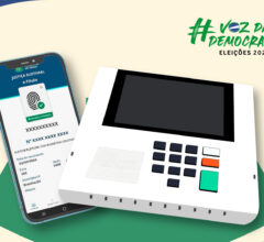 Não pode votar e precisa justificar sua ausência após o dia da votação? Pelo E-título é possível! O E-título é uma ferramenta essencial para eleitores brasileiros que desejam acompanhar seu status eleitoral e realizar serviços de forma rápida e prática. Uma de suas funcionalidades mais importantes é permitir que eleitores justifiquem sua ausência após as eleições diretamente pelo app, sem a necessidade de ir a um cartório eleitoral. A seguir, vamos explicar o que é o E-título, por que é importante justificar a ausência e como realizar esse processo de forma simples e eficiente. Segue o fio! E-título: saiba como justificar sua ausência após as eleições O E-título é o aplicativo oficial da Justiça Eleitoral, disponível gratuitamente para download nas lojas de aplicativos Android e iOS. Ele substitui o título de eleitor em papel e oferece várias facilidades, como a consulta do local de votação, certidões de quitação eleitoral e a justificativa de ausência. Além de ser uma versão digital do título de eleitor, o E-título torna todo o processo eleitoral mais acessível, eliminando a necessidade de carregar documentos impressos e possibilitando a resolução de pendências de forma virtual. Isso inclui, por exemplo, a justificativa de ausência em caso de impossibilidade de comparecimento no dia da eleição. Por que justificar a ausência nas eleições? A justificativa de ausência é obrigatória para eleitores que não comparecem no dia da eleição e que não possuem justificativa automática, como eleitores menores de 18 anos, maiores de 70 anos ou analfabetos. Se você não justifica sua ausência, poderá enfrentar consequências legais, como o pagamento de multa, restrições para obter passaporte ou carteira de identidade, impedimentos para assumir cargos públicos ou renovar matrícula em instituições de ensino públicas. Portanto, justificar a ausência é essencial para manter sua situação eleitoral regularizada e evitar problemas futuros. Como justificar sua ausência usando o E-título Agora que você entende a importância de justificar a ausência nas eleições, vamos ao passo a passo de como realizar essa ação pelo aplicativo E-título: Baixe o E-título: caso ainda não tenha, baixe o app E-título na loja de aplicativos do seu celular (disponível para Android e iOS). Acesse sua conta: insira os dados solicitados para acessar sua conta no E-título. Se for seu primeiro acesso, você precisará informar seu CPF ou número do título de eleitor e algumas informações adicionais. Selecione a opção "Justificar ausência": no menu principal do aplicativo, procure a opção de "Justificativa de ausência". Informe os dados da eleição: o sistema pedirá que você selecione a eleição para a qual deseja justificar a ausência. Envie sua justificativa: descreva o motivo pelo qual não pôde comparecer. Motivos válidos incluem questões de saúde, trabalho ou viagem para um local onde não havia seção eleitoral. Anexe documentos comprobatórios, como atestados médicos ou passagens, se aplicável. Envio e confirmação: após preencher todas as informações e anexar os documentos necessários, envie sua justificativa. O aplicativo emitirá uma confirmação do envio e você poderá acompanhar o status da sua justificativa no próprio E-título. Prazo para justificar A Justiça Eleitoral estabelece um prazo de 60 dias após cada turno para que o eleitor justifique sua ausência. Caso você não consiga justificar dentro desse período, ainda poderá regularizar sua situação pagando a multa eleitoral no site do Tribunal Superior Eleitoral (TSE) ou no cartório eleitoral mais próximo. Conclusão Justificar a ausência nas eleições é uma obrigação legal e uma forma de garantir que sua situação eleitoral esteja sempre regular. Curtiu o conteúdo? Aproveite e compartilhe essas informações, pois elas podem ser úteis para muitos eleitores.