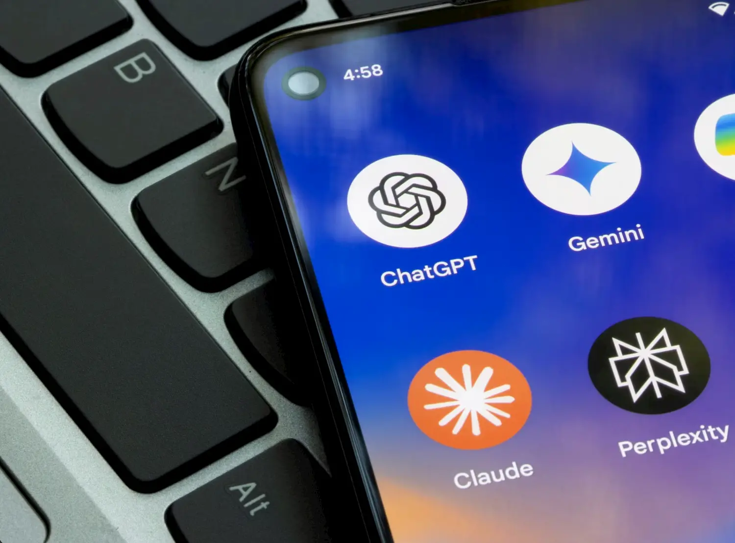Claude, Gemini ou ChatGPT: qual app de inteligência artificial vale mais a pena no celular? Claude, Gemini ou ChatGPT: qual app de inteligência artificial vale mais a pena no celular?